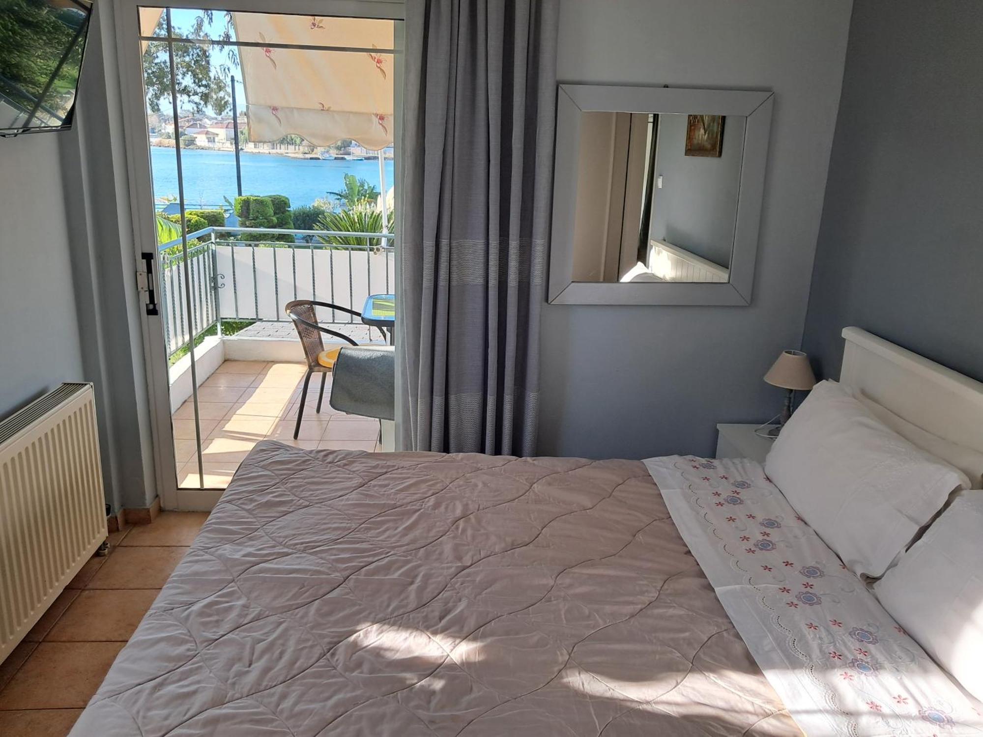 Top Floor On Villa, 3' From Center, By The Sea! Host Is Efi Kwsta Preveza Esterno foto